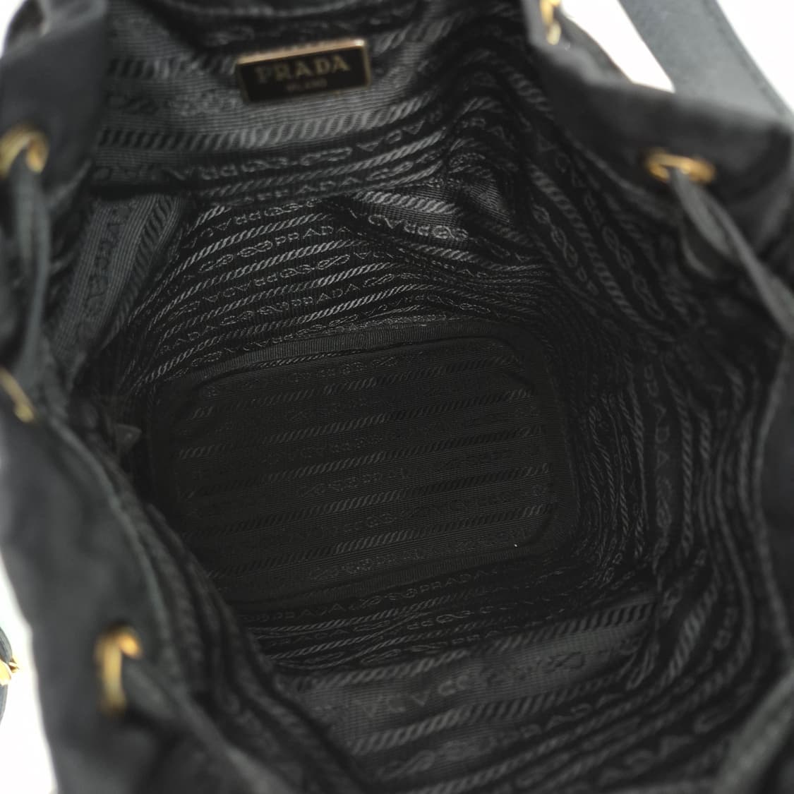 프라다 삼각로고 나일론 버킷백 블랙 (1BH038) 상품이미지6