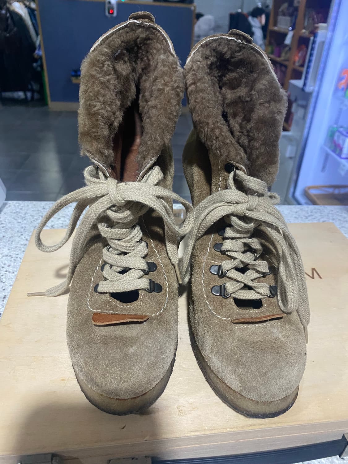 산드로 양털 스웨이드 웨지 부츠 상품이미지1