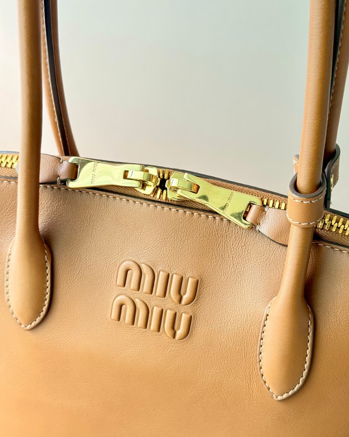 미우미우 레더 탑핸들백 꼬냑 (borsa a mano/5ba290) 상품이미지4