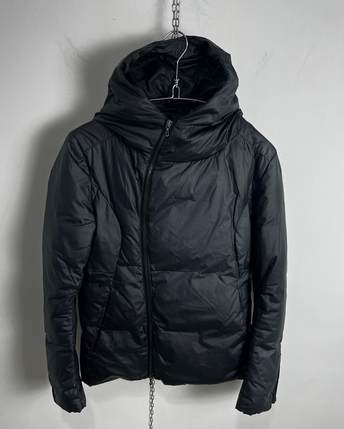 어태치먼트 (ATTACHMENT) 비대칭 사선 집업 다운 자켓 상품이미지3