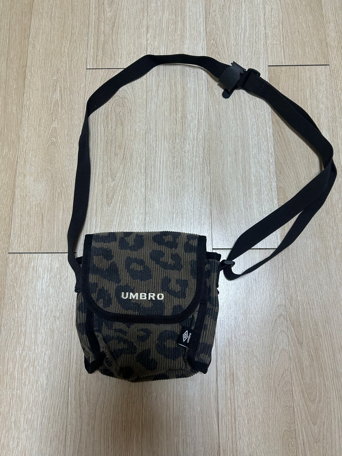 엄브로 레오파드 크로스백 상품이미지1