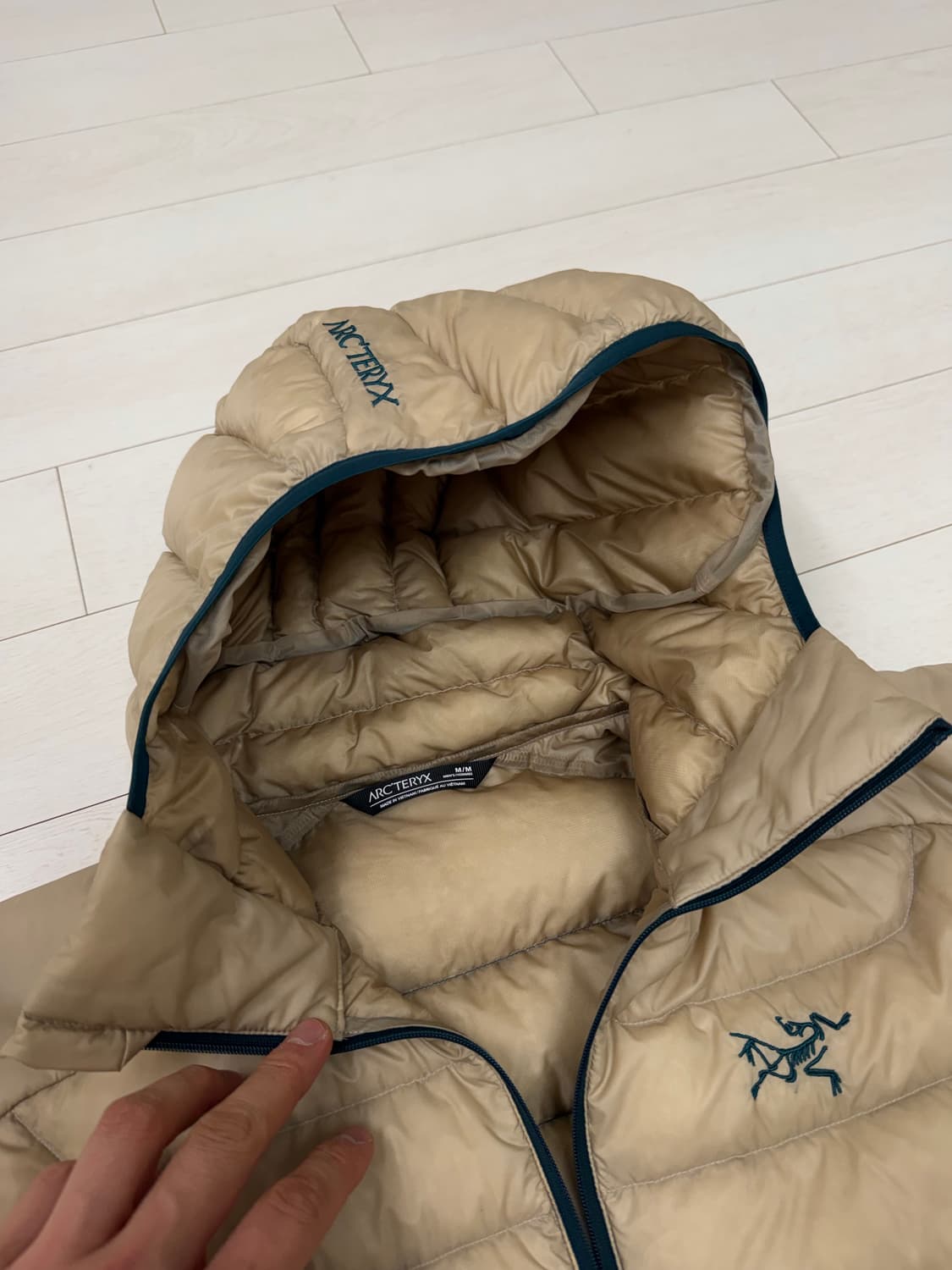 아크테릭스 세륨 후디 M 사이즈   상태 8.5/10  오른팔 중간 실밥 상품이미지4