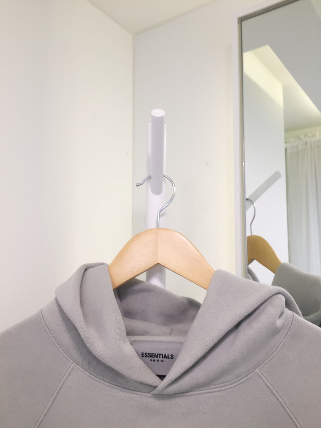 Unisex Fear of God Essentials Hoodie 105 상품이미지4