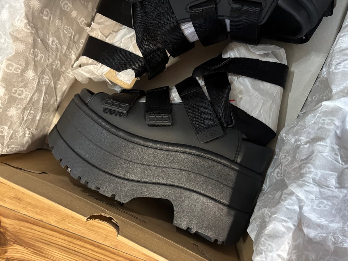 UGG 골든라이즈 샌들 블랙 240 새상품 상품이미지2