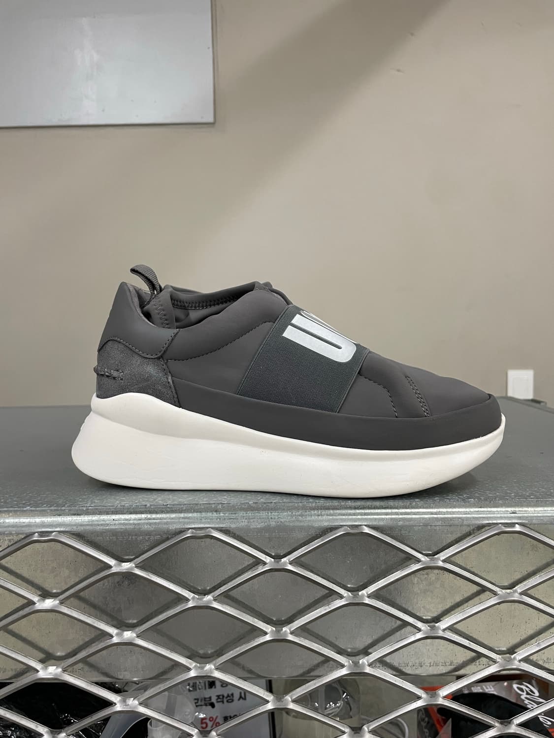 어그 뉴트라 스니커즈 그레이 230 상품이미지4