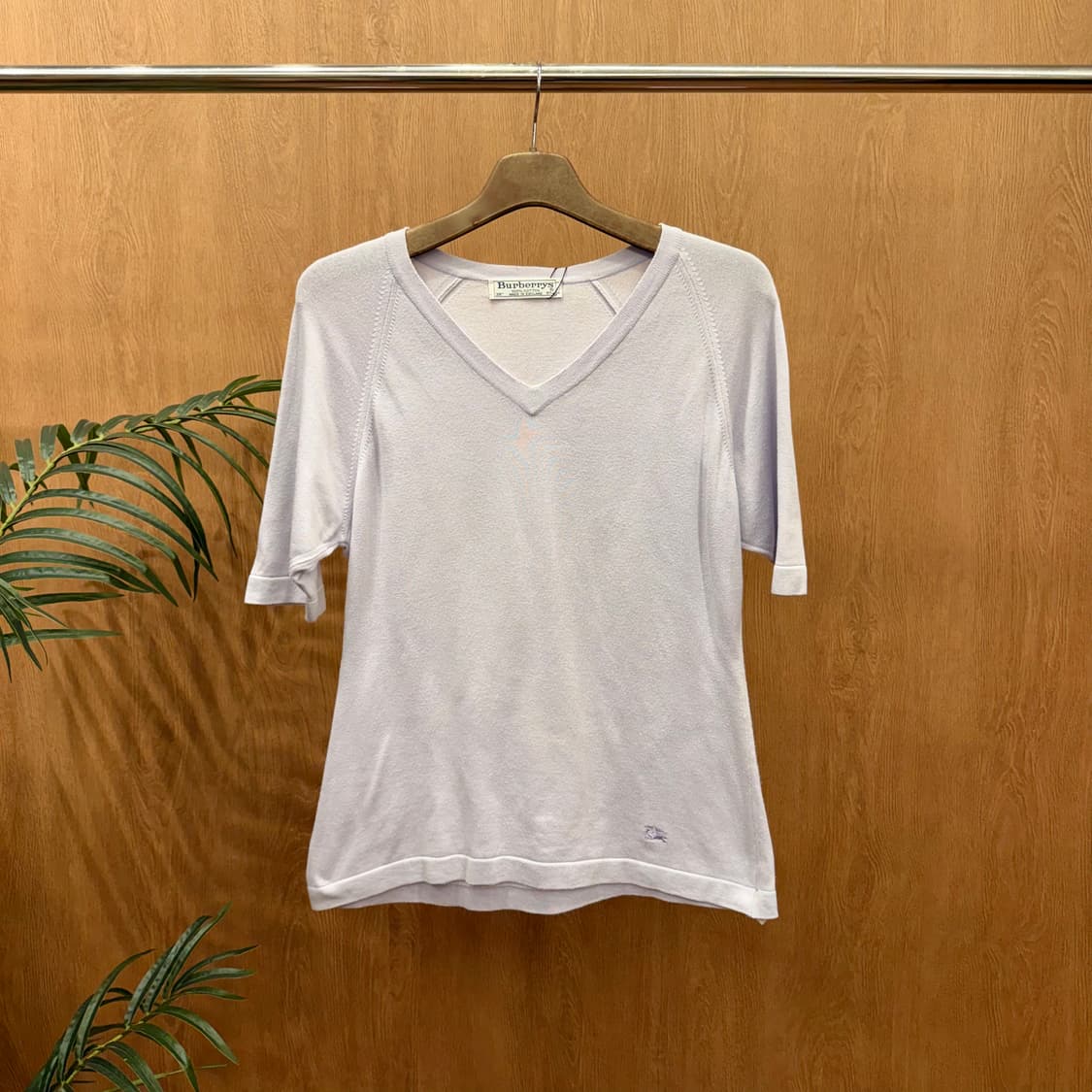 버버리 런던 브이넥 반팔 니트 티셔츠 클래식 로고 자수 슬림핏 연보라 상품이미지1