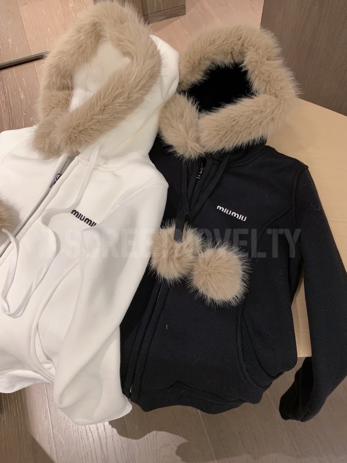 미우미우 방울 퍼 후드 집엎 블랙 상품이미지4