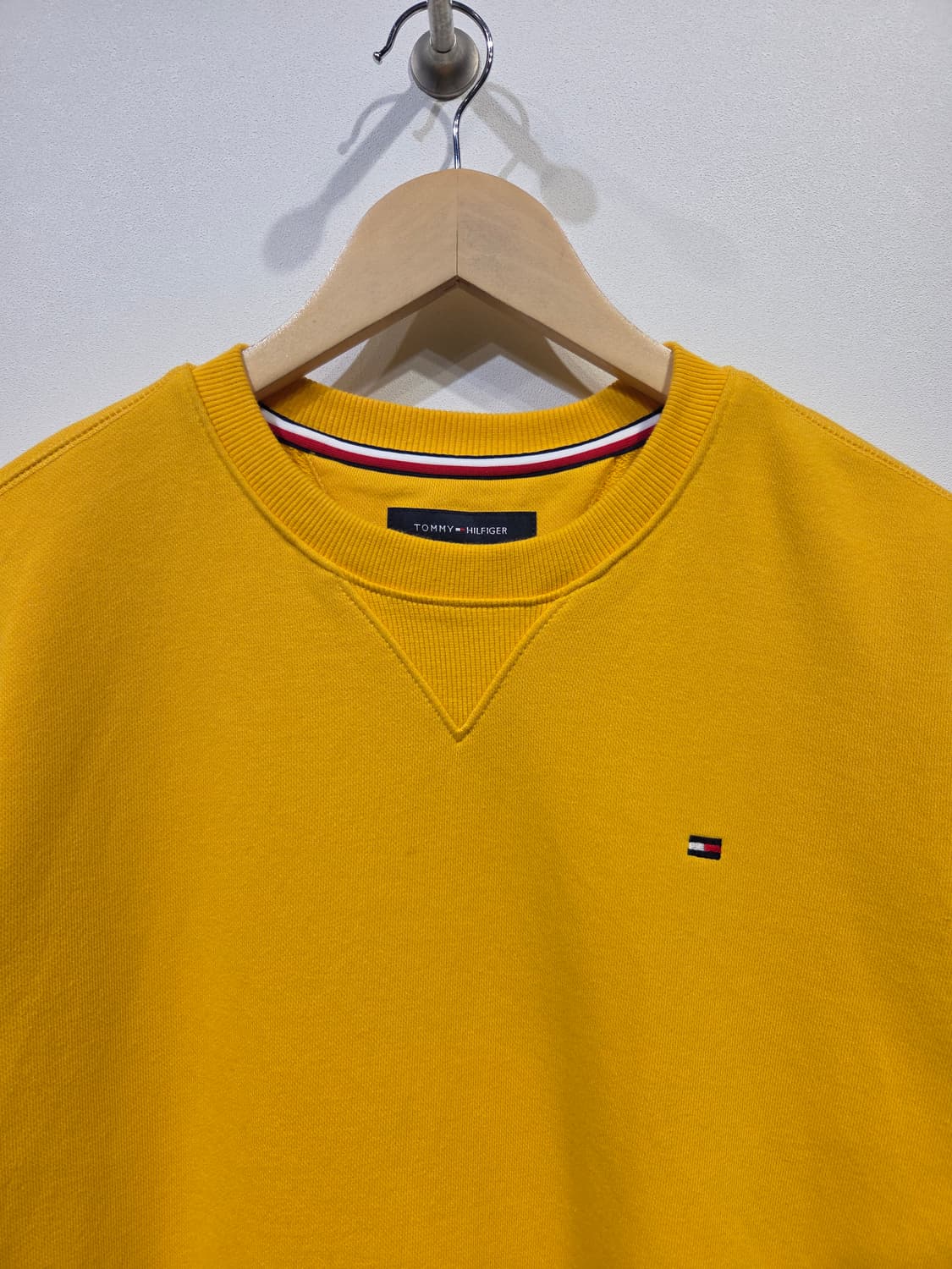 타미힐피거 시그니처 자수 옐로우 맨투맨 상품이미지3