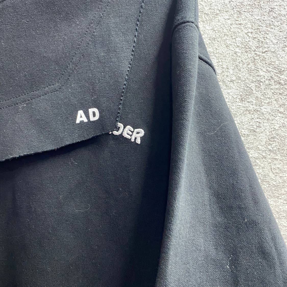 아더에러 스몰로고 컷오프 블랙 맨투맨 B3821 상품이미지3