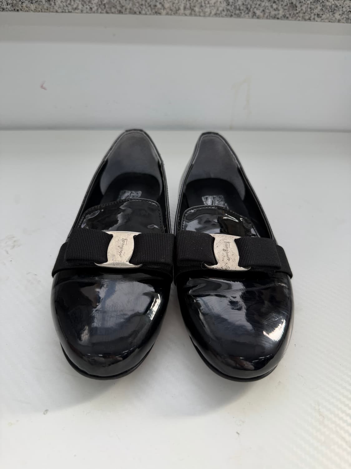 정품) 페라가모 블랙 페이턴트 로퍼 여성 구두 36 상품이미지1