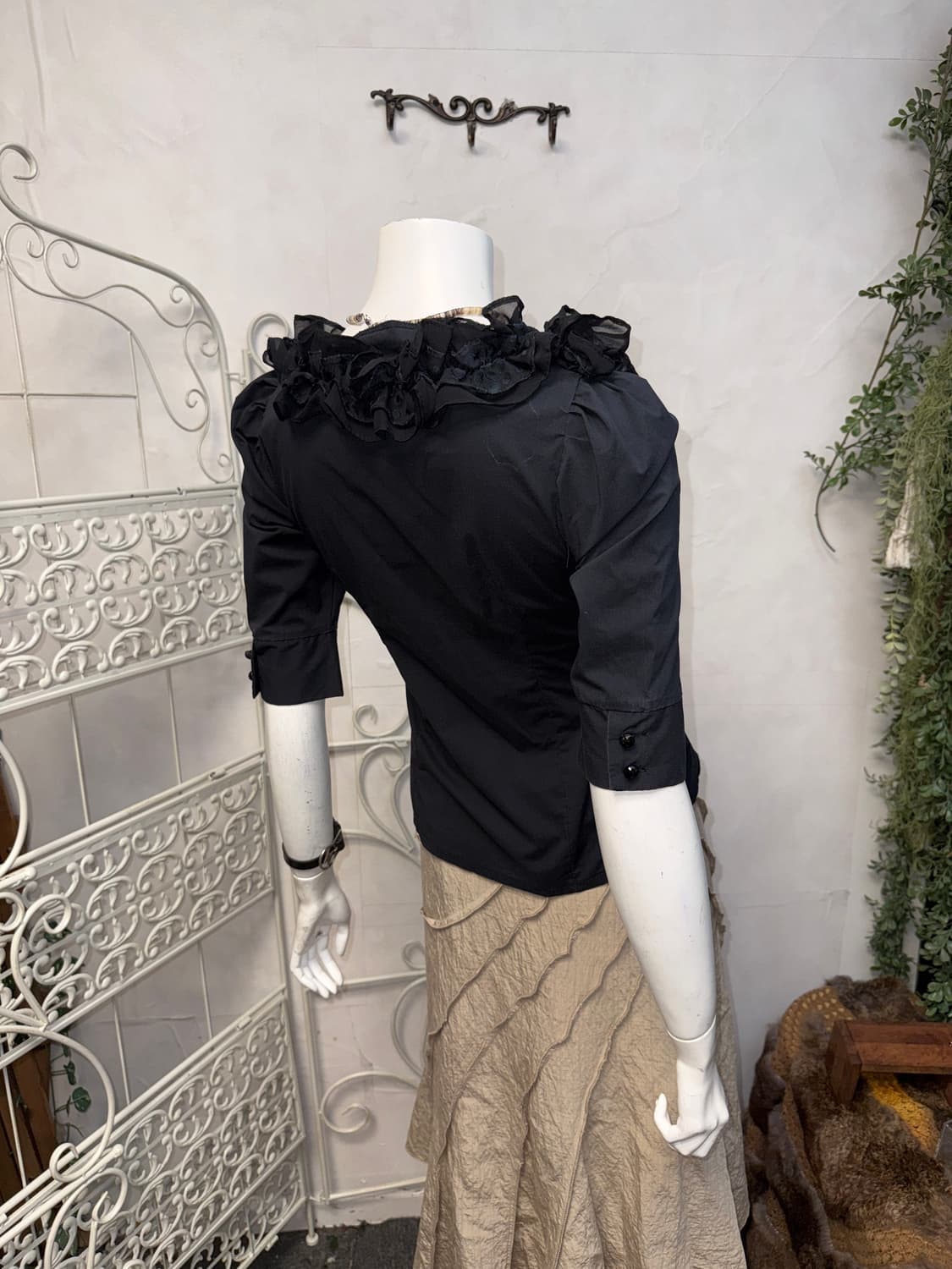 Black pin tucked dot ruffle button bl 상품이미지3