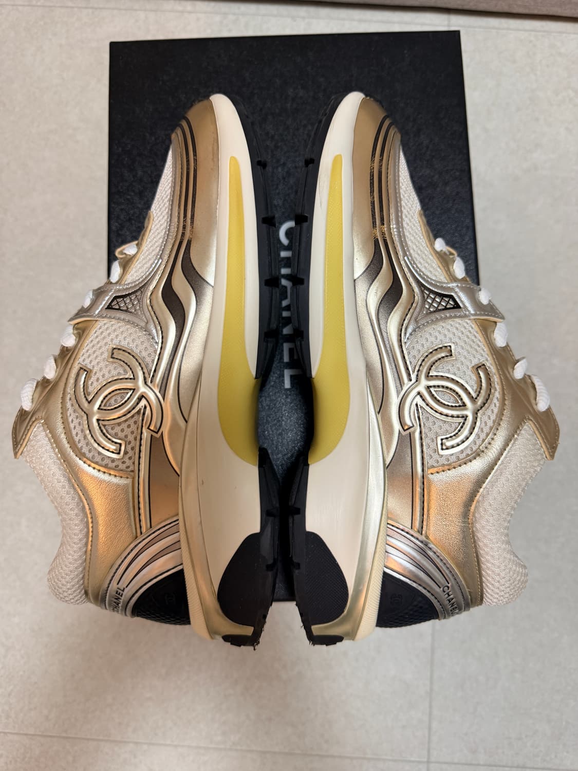 샤식스. 샤넬 스니커즈 37.5 white gold silver 상품이미지7