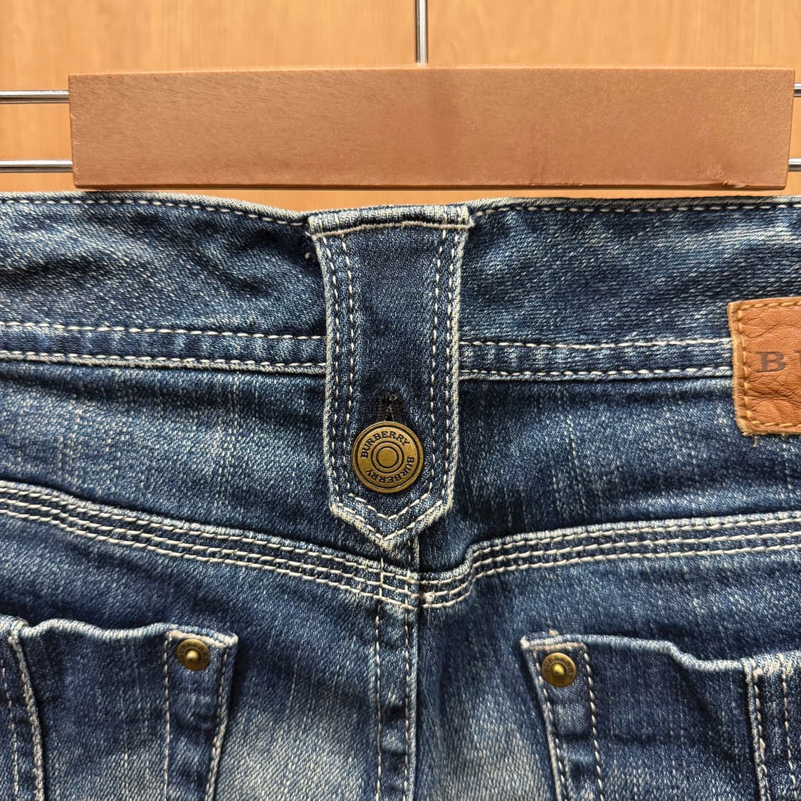 버버리 데님 팬츠 캣워싱 페이딩 버튼 탭 디테일 슬림 페이퍼드핏 중청 상품이미지7