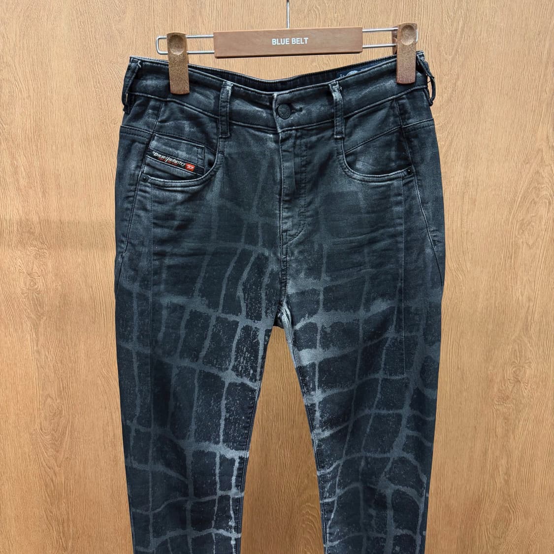 디젤 데님 팬츠 스케일 패턴 백밴딩 로고 패치 백포켓 디테일 흑청 상품이미지4