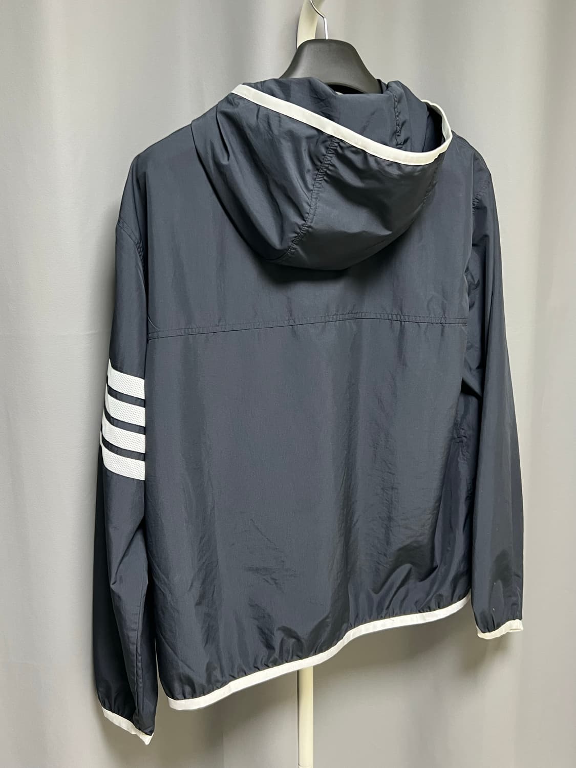 [정품] 2 톰브라운 립스탑 사선 바람막이 네이비 상품이미지3