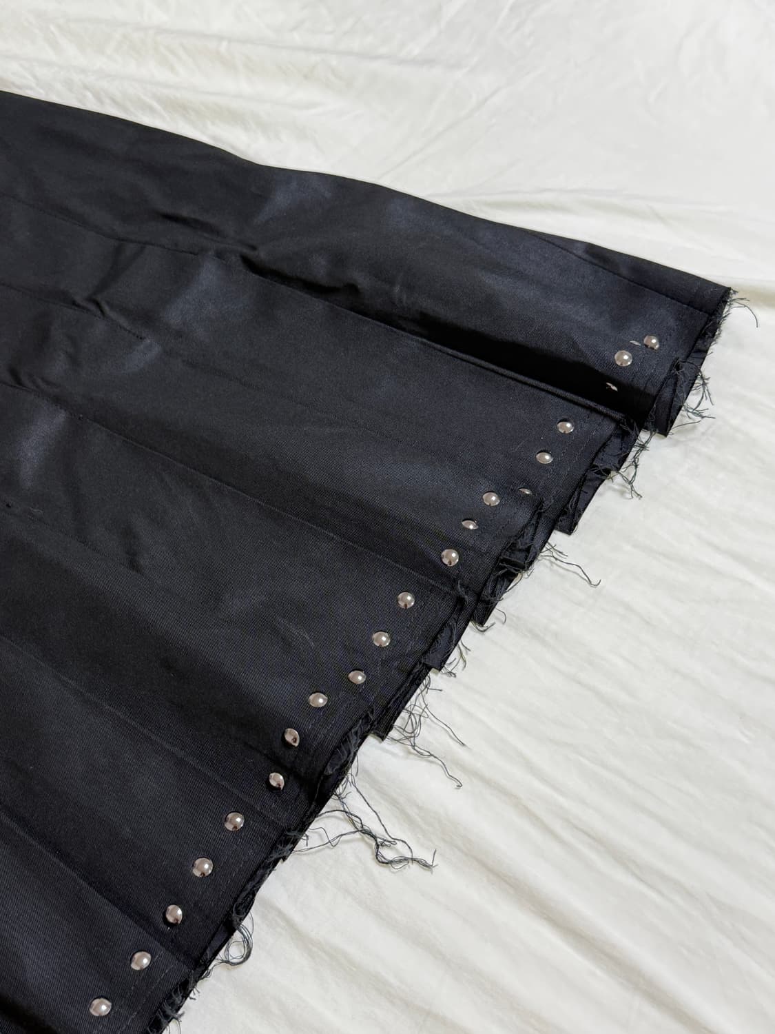 YEEL STUDDED PLEATED MIDI SKIRT BLACK 상품이미지4