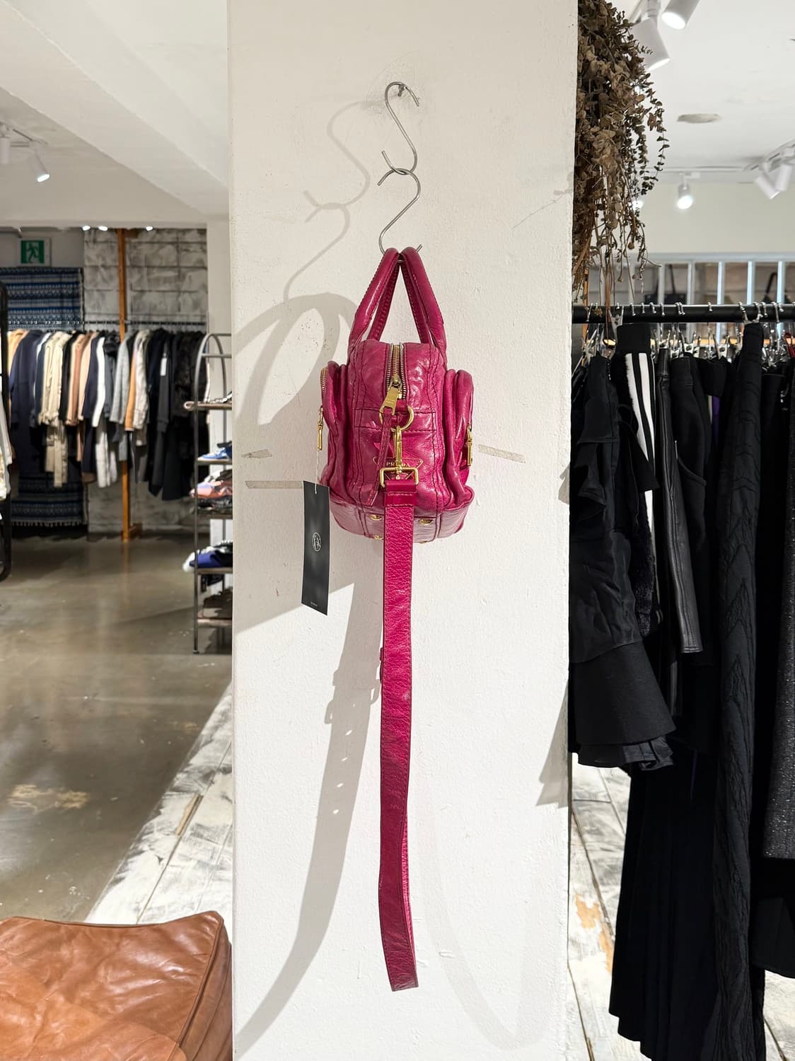 프라다 푸시아 비텔로 샤인 레더 탑핸들 크로스백 상품이미지4