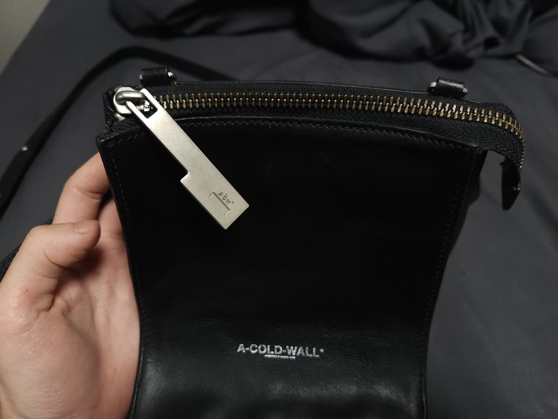 A COLD WALL 커브드 레더 크로스백 상품이미지4