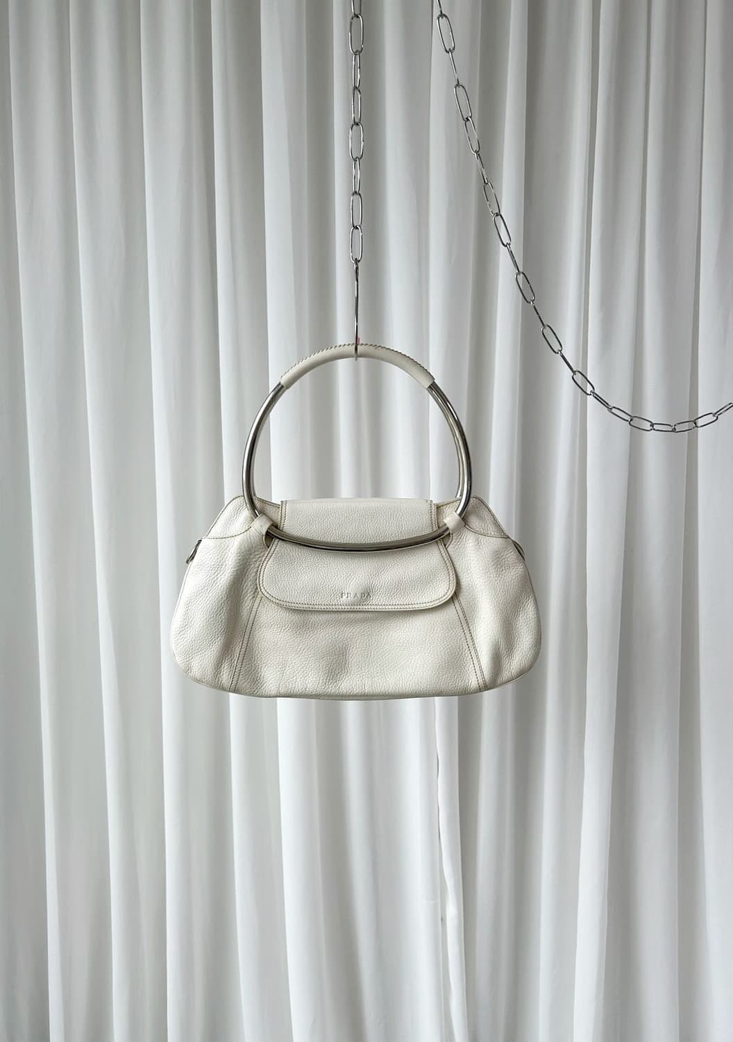 프라다 SS2003 메탈 바 비텔로 다이노 레더 링 백 상품이미지1