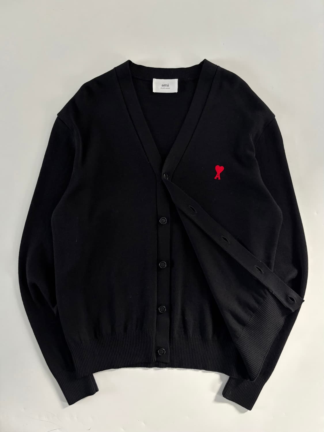 AMI 아미 하트 로고 블랙 브이넥 가디건 상품이미지2