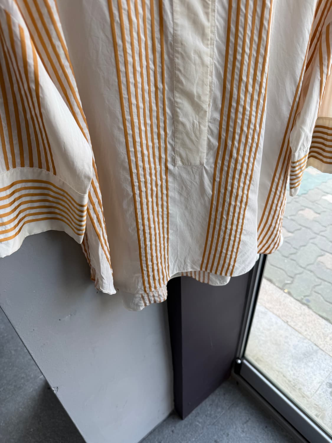 S/ 로로피아나 실크 백패널 스트라이프 블라우스 상품이미지6