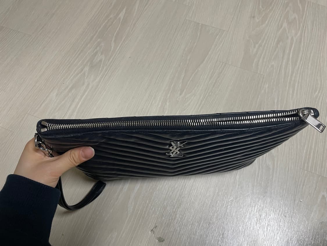 생로랑 마틀라세 클러치백 블랙 은장입니다 상품이미지6