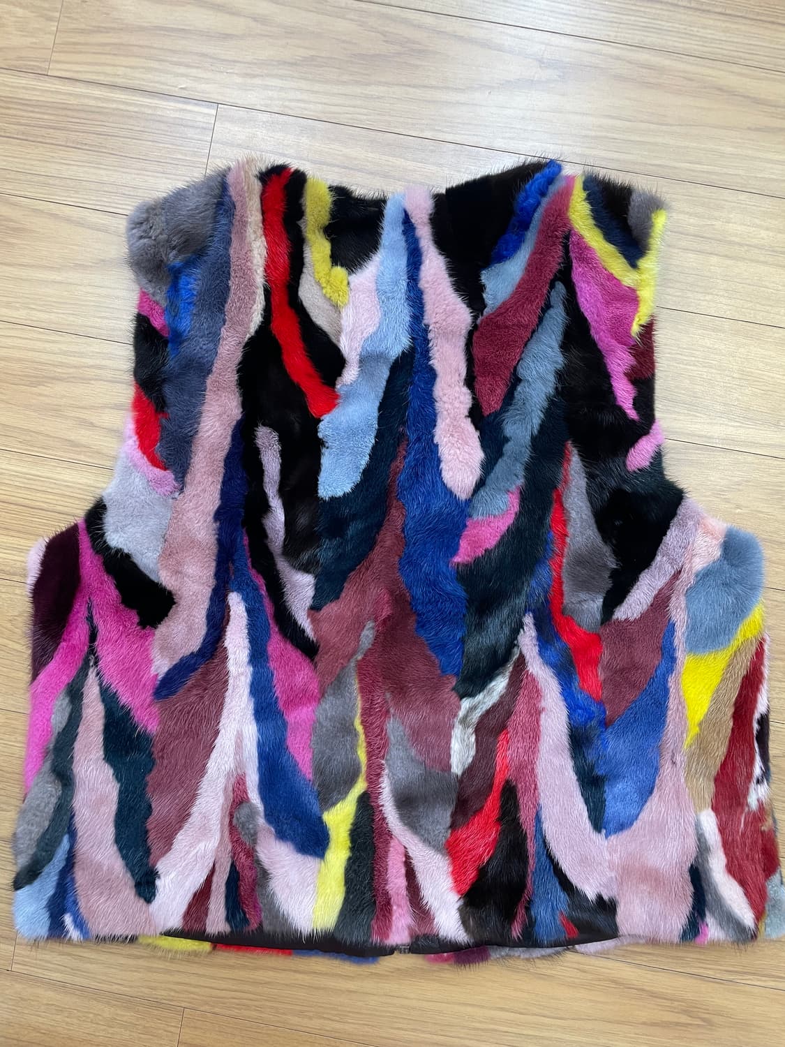 컬러풀한 유로 컬렉션 밍크 모피 조끼입니다. 독특한 색감 조합이 돋보이는 상품이미지2