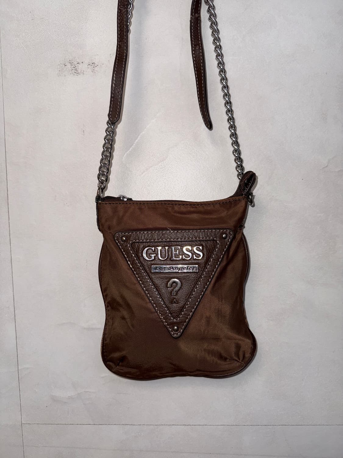 GUESS brown logo chain cross bag 상품이미지1
