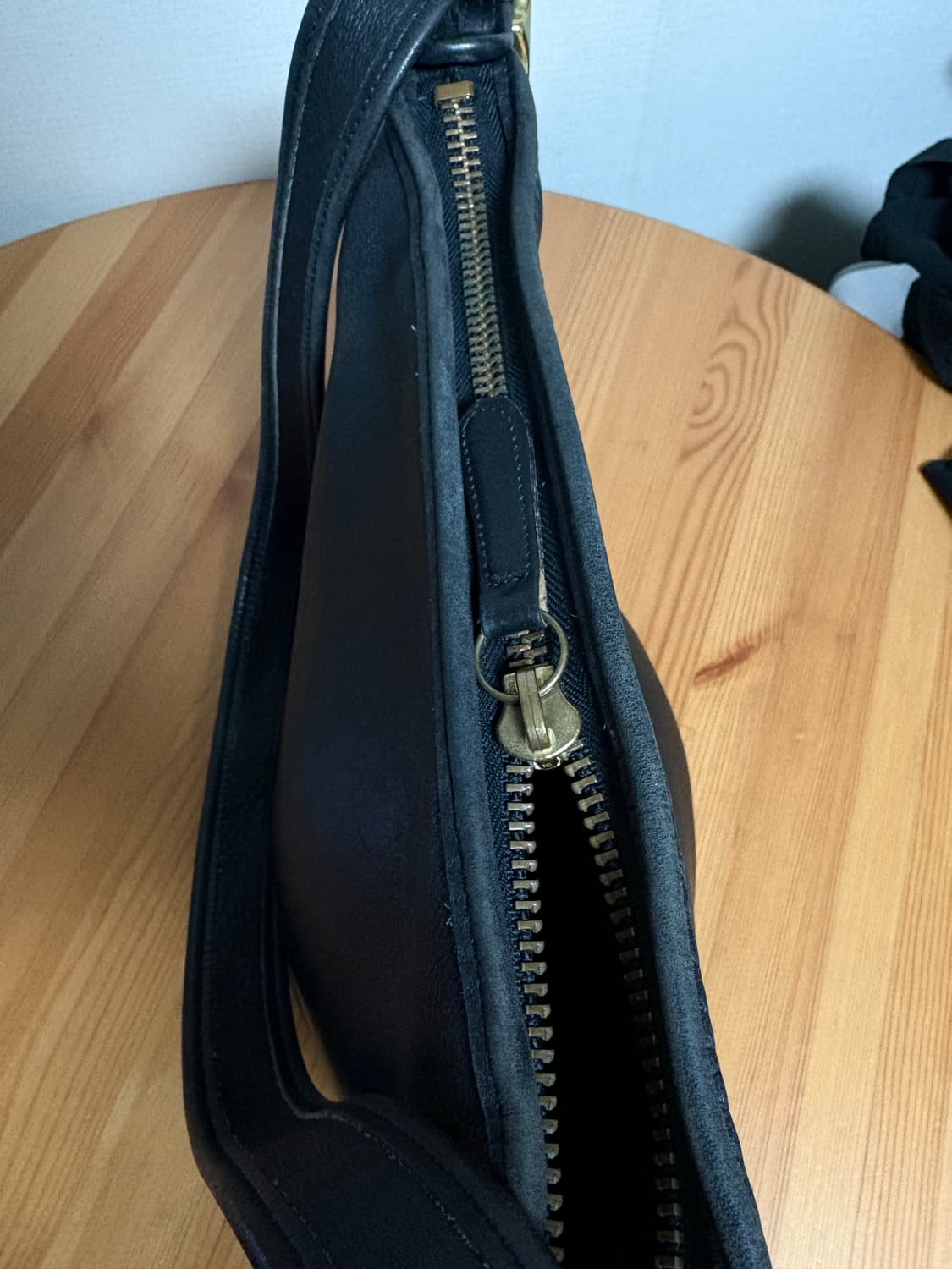 올드코치 블랙 가죽 버킷백 M 상품이미지4