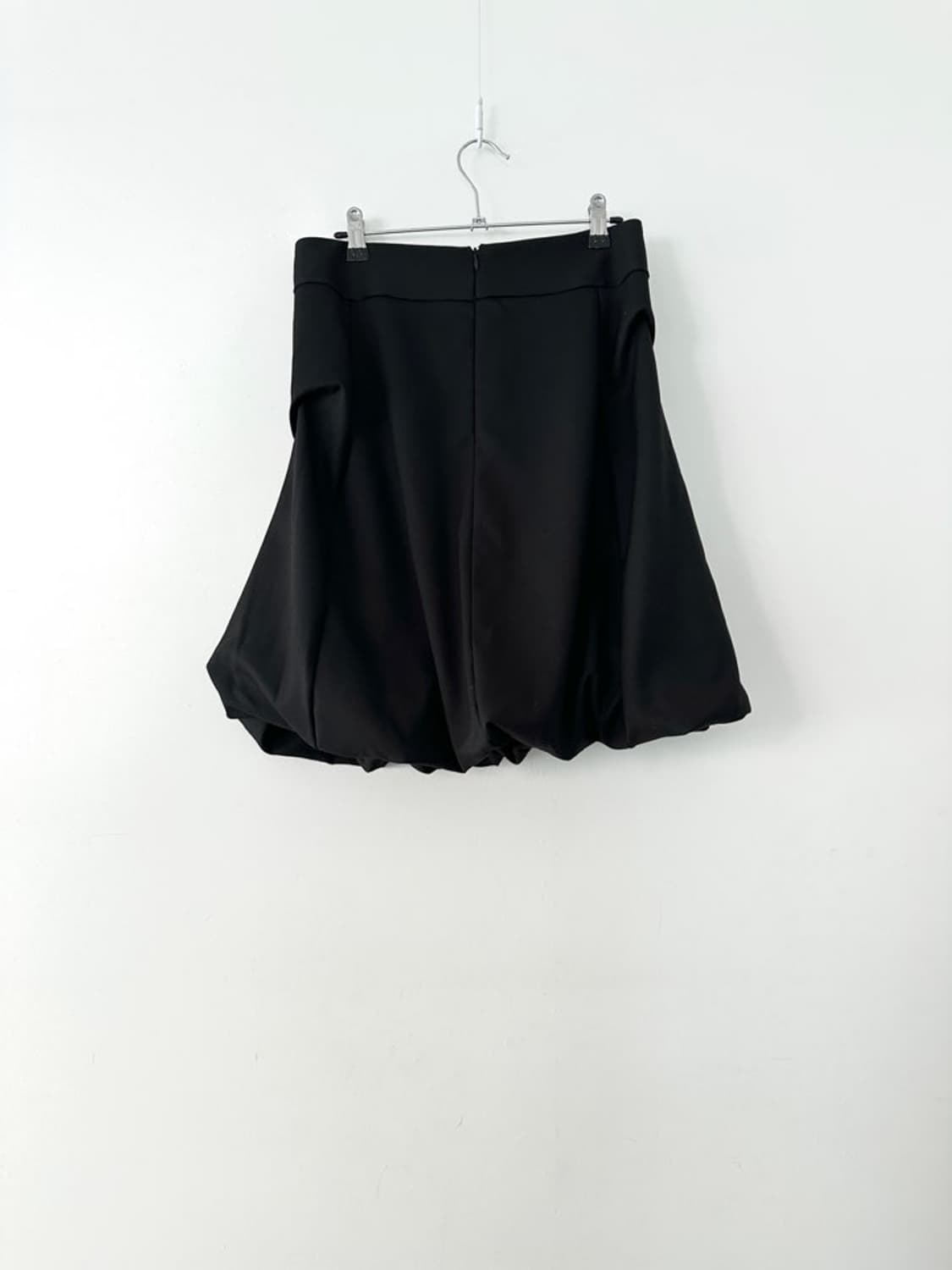 Asymmetric pintuck pumpkin skirt / black 상품이미지3