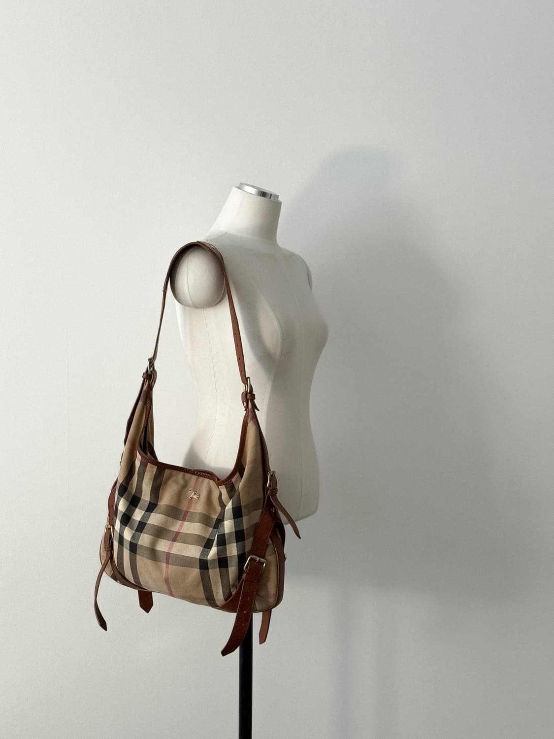 Burberry Canvas Leather Hobo Bag 상품이미지1
