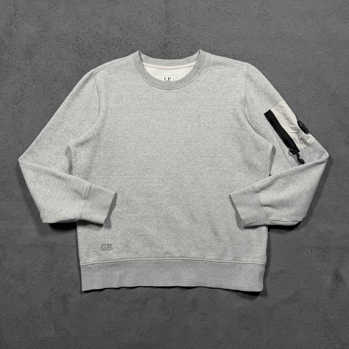 CP컴퍼니 자수로고 렌즈 맨투맨 상품이미지1