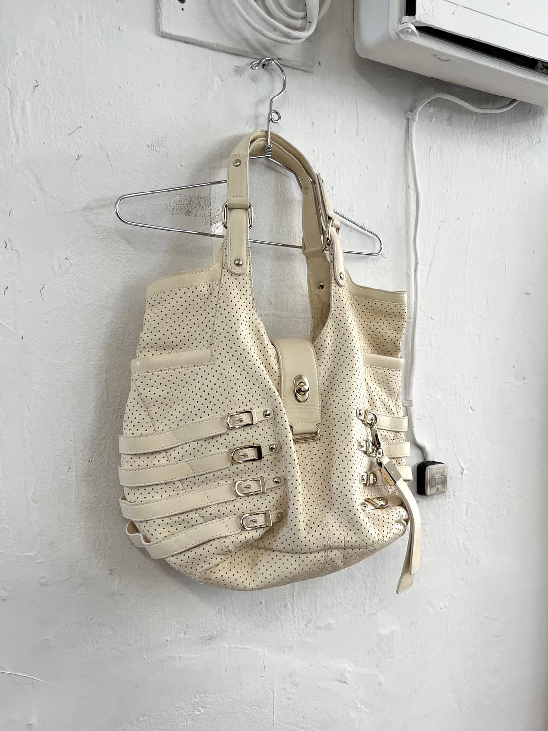 지미추 퍼포레이티브 버클 레더백 상품이미지2