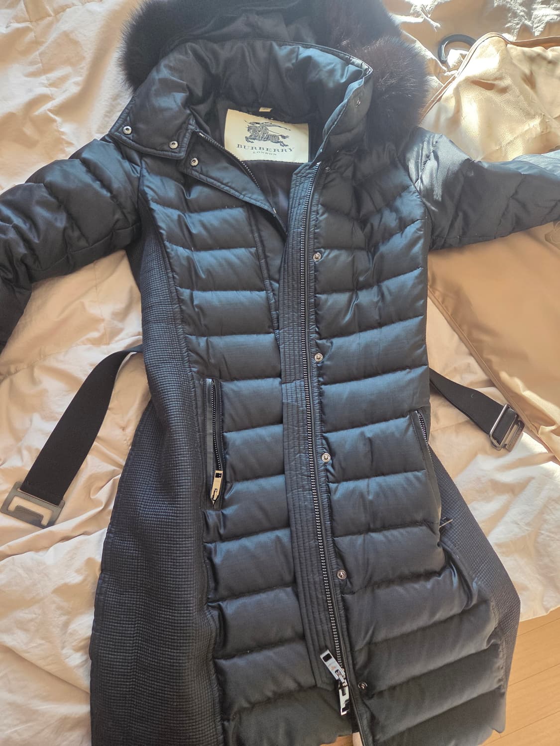 Burberry London 여성 벨티드 다운 코트 (퍼 후드) 상품이미지2