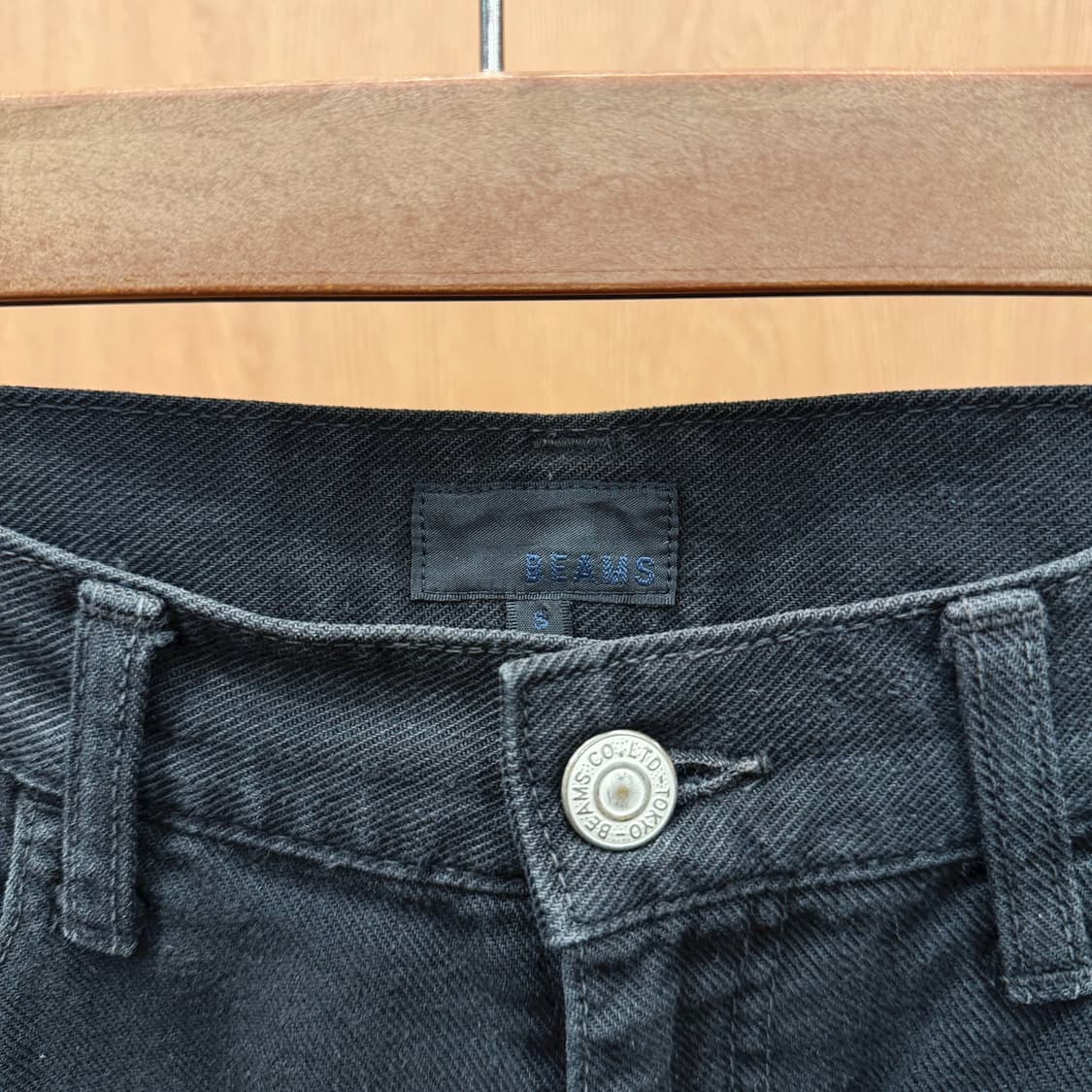 빔즈 데님 팬츠 후면 더블 포켓 실버 버튼 디테일 스트레이트 핏 블랙 상품이미지6