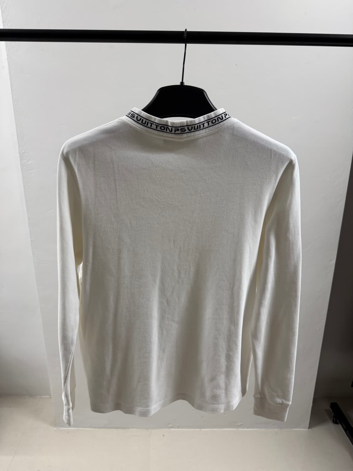 [ S사이즈 ] 루이비통 넥 레터링 롱슬리브  상품이미지2