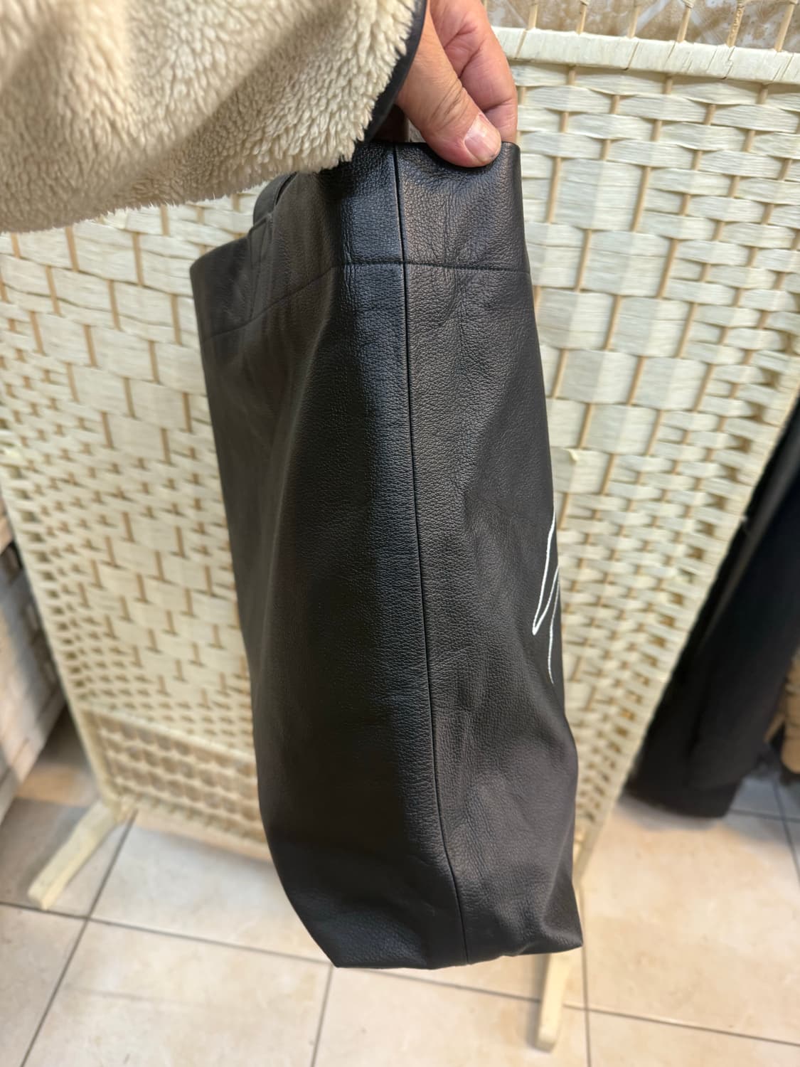 정품 요지야마모토 레더 쇼퍼백 팝니다 상품이미지4