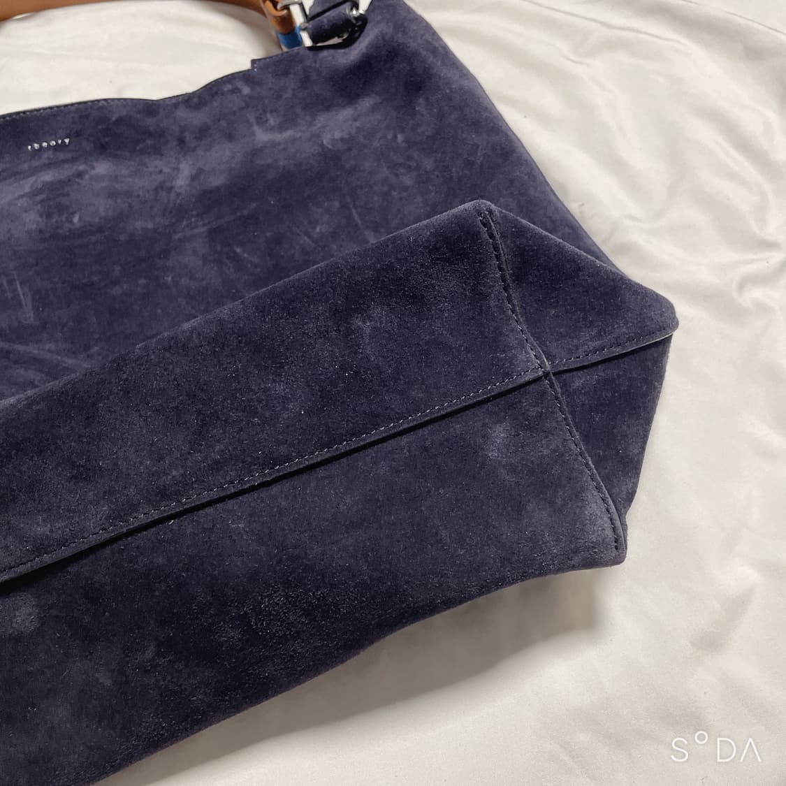 띠어리 스웨이드 숄더백 네이비 상품이미지3