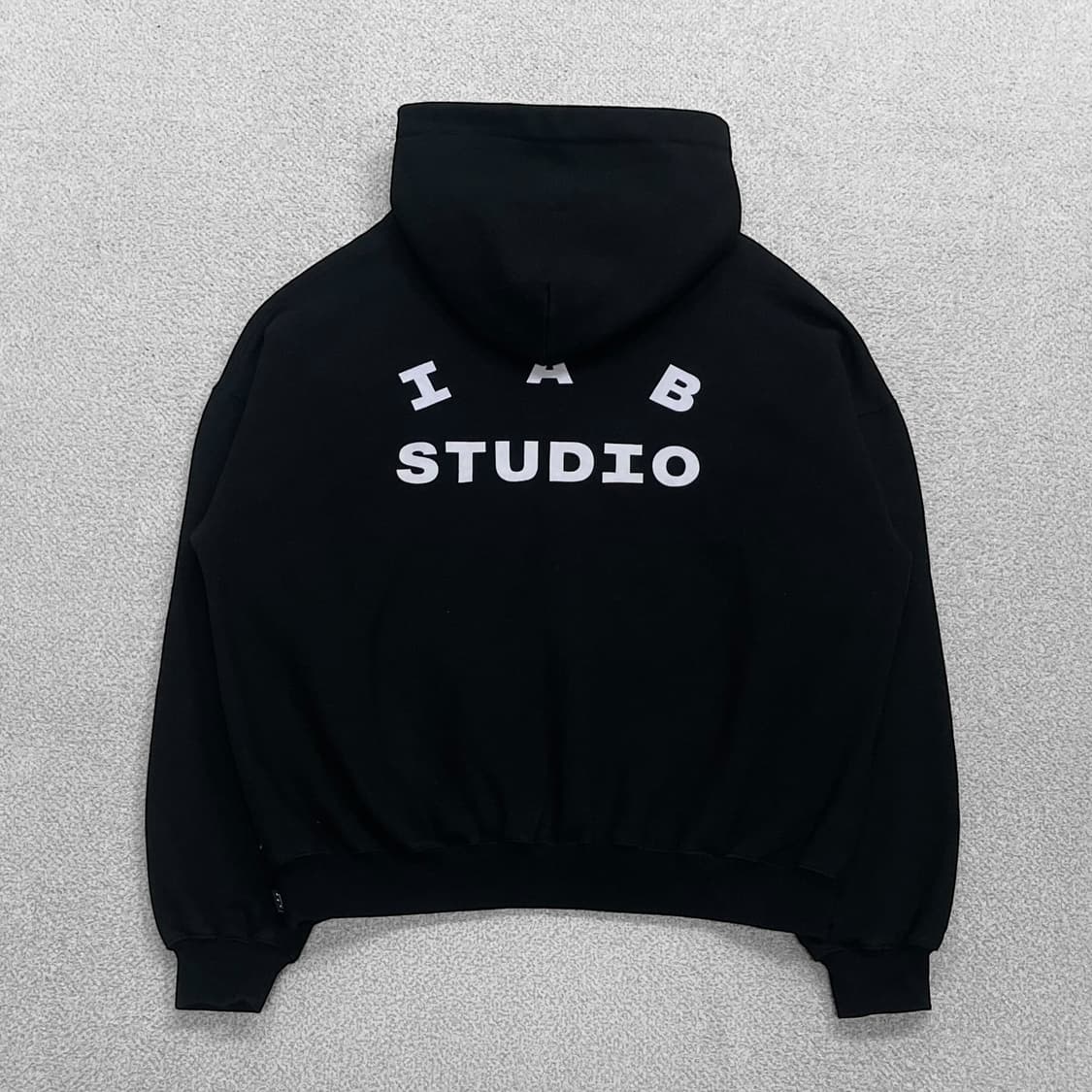 아이앱스튜디오 스펠 로고 후드티 블랙 상품이미지1