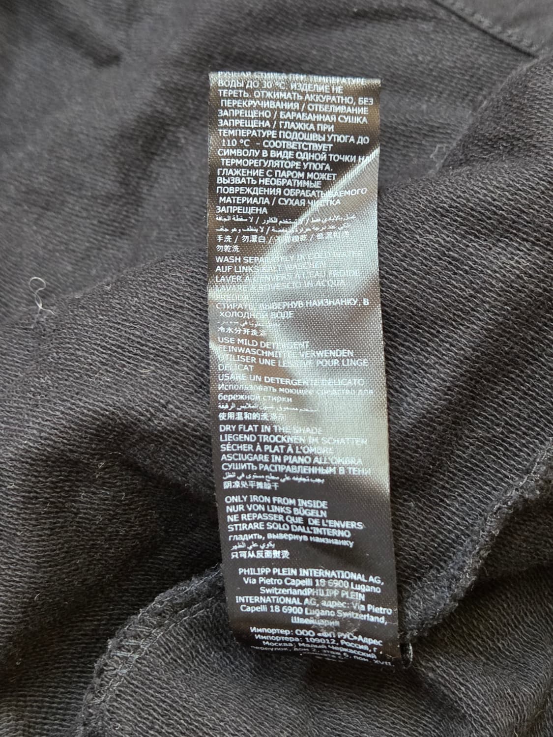 필립플레인 주니어 여아 원피스입니다. 블랙 색상 바탕에 핫핑크색 프린팅이 상품이미지5