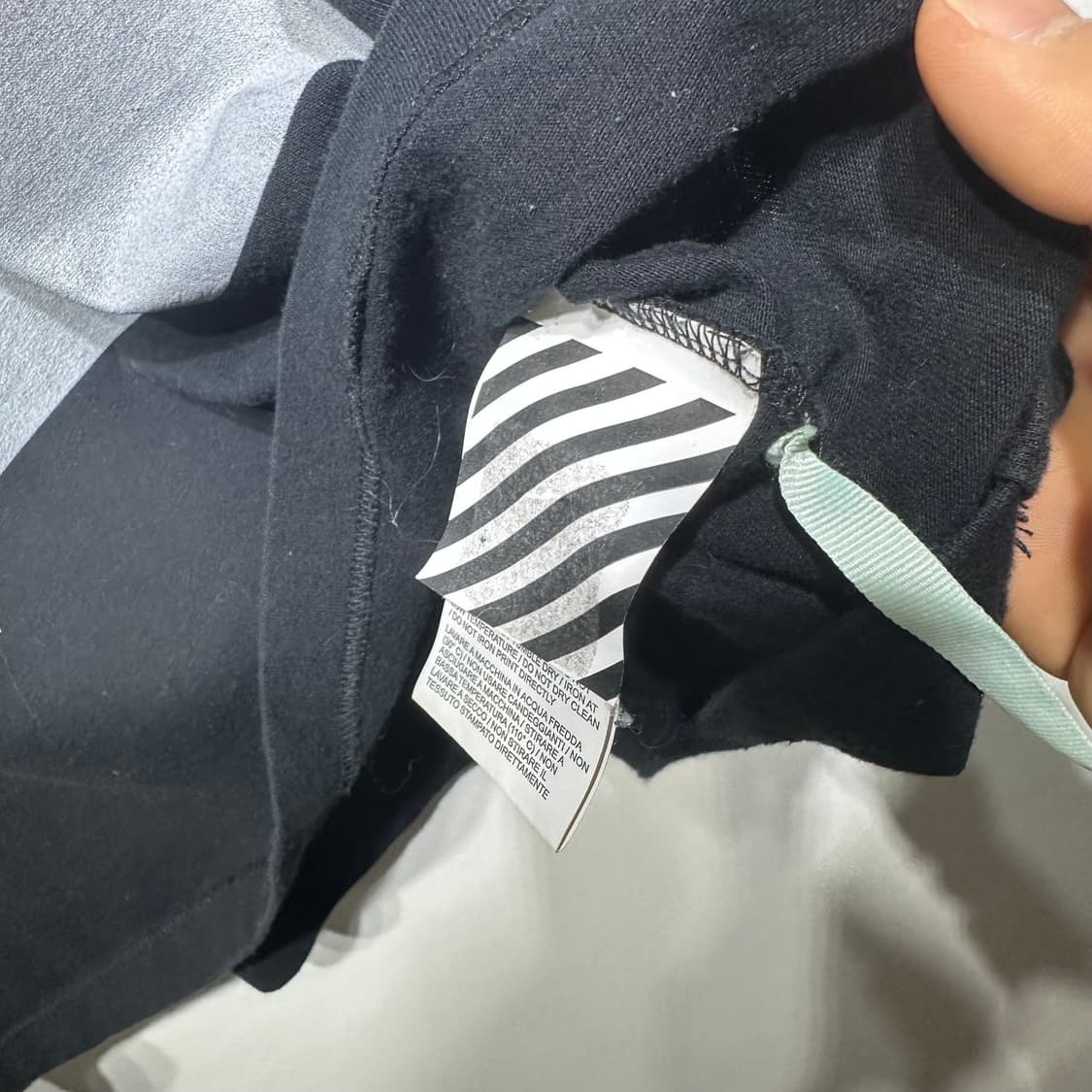 오프화이트 반팔 판매합니다 상품이미지7