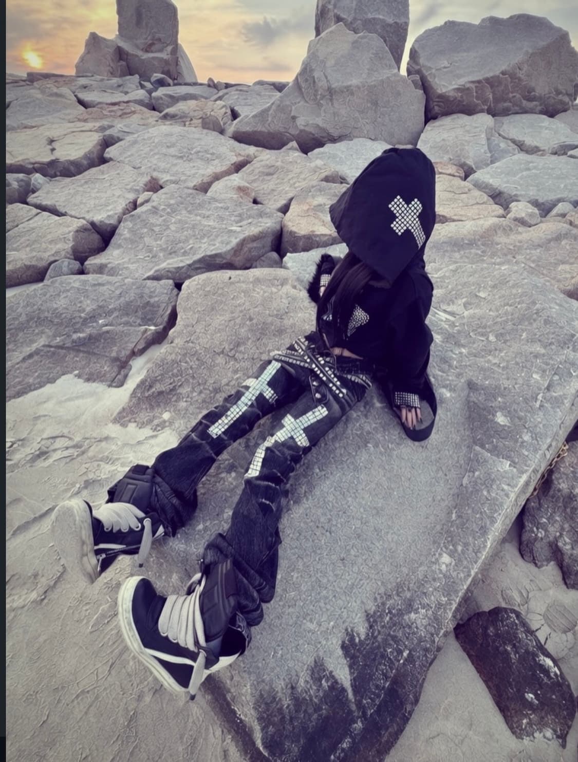 CROSS STUD DOUBLE WAIST CURVED JEANS 상품이미지2