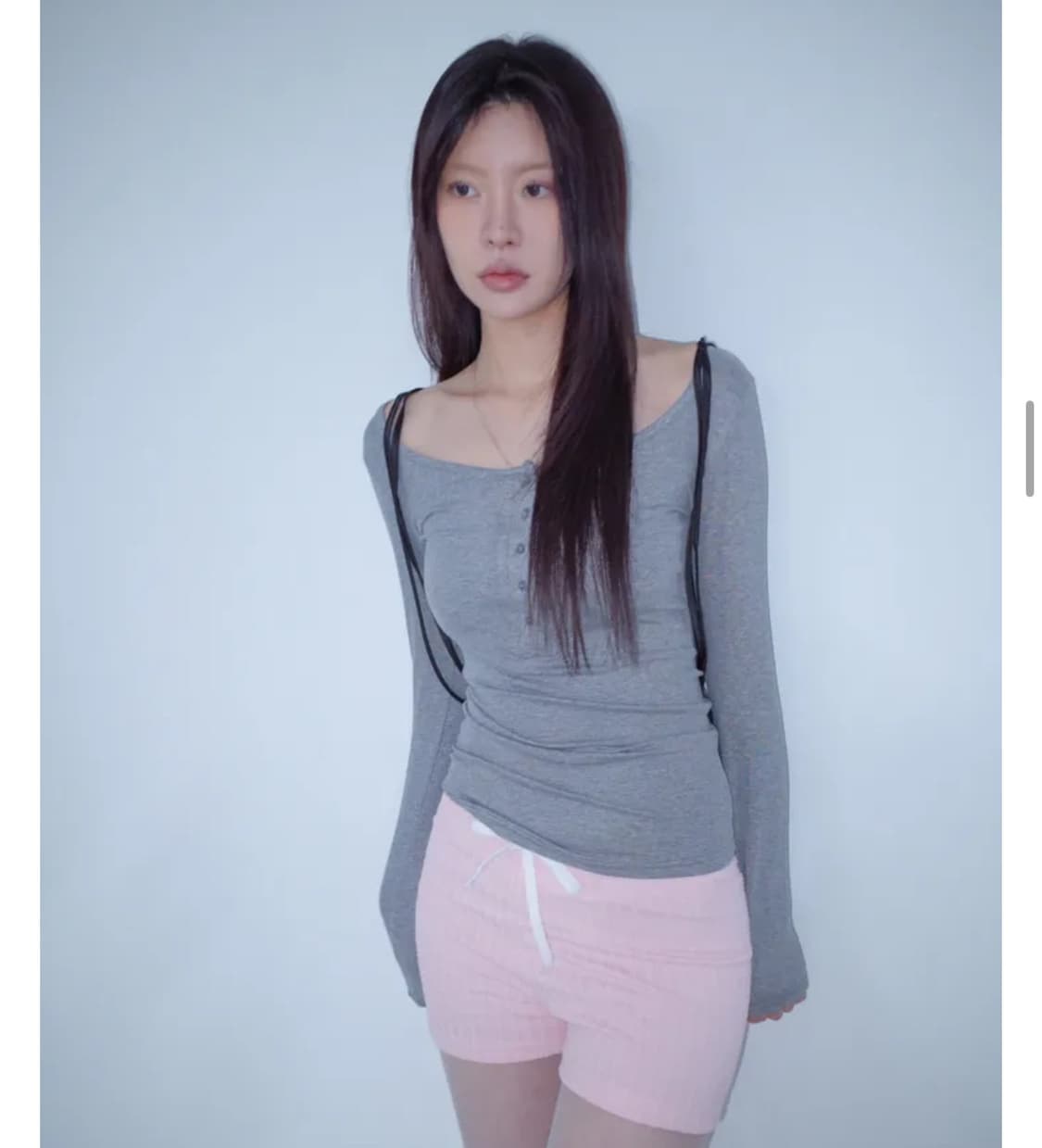 위위미유 딥 유넥 버튼 슬림티 상품이미지1