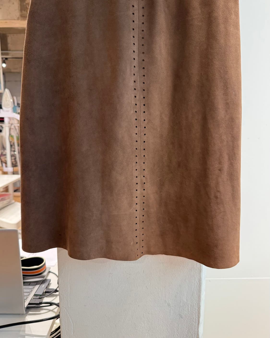 띠어리 브라운 고우트 스킨 벨티드 미디스커트 상품이미지7