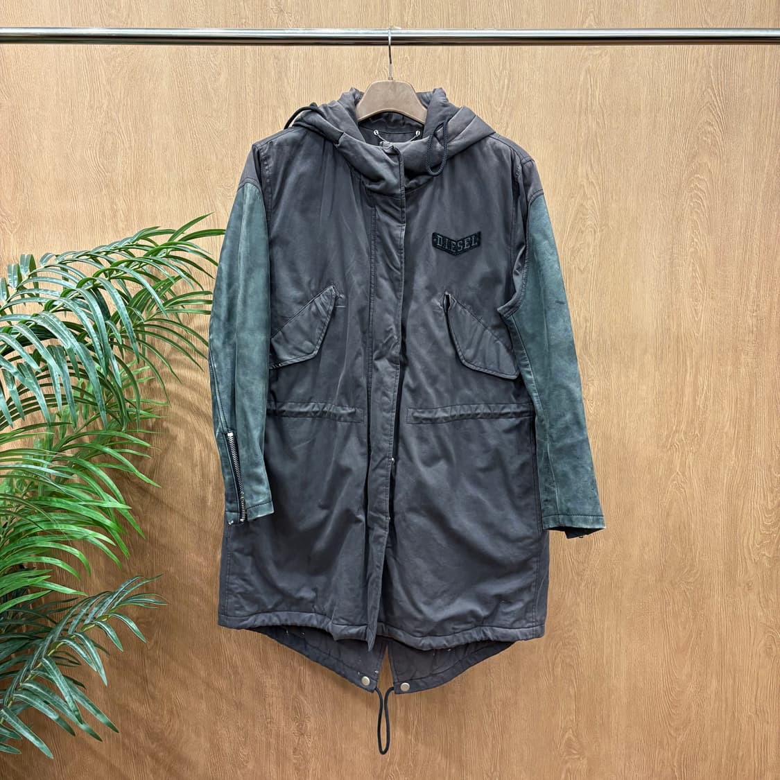 디젤 코튼 롱 후드 야상 자켓 레더 슬리브 밑단 피쉬테일 디테일 차콜 상품이미지1