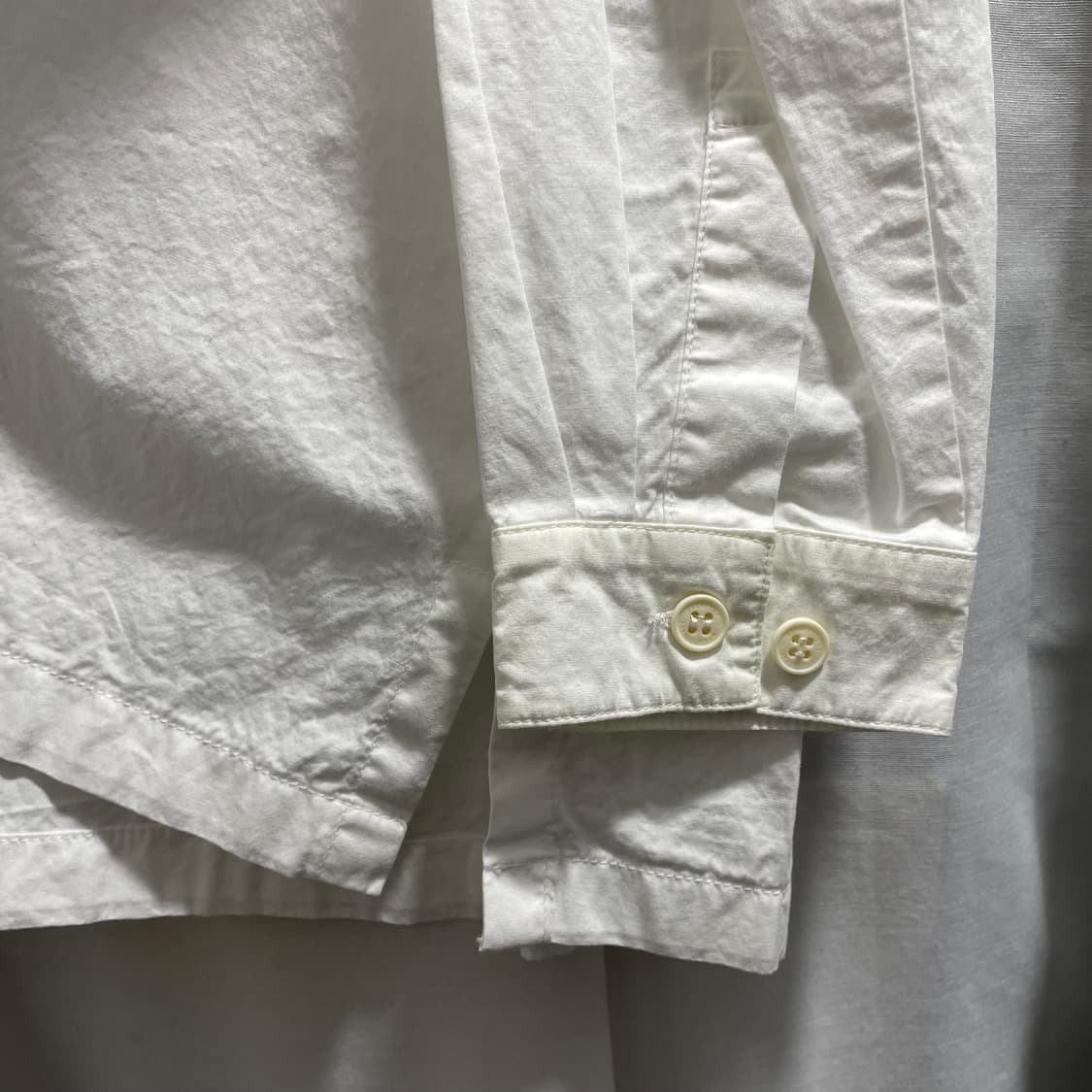 써네이/ 브이넥 립 풀오버 셔츠/ S  스웻셔츠와 셔츠를 합쳐놓은 듯한  상품이미지5