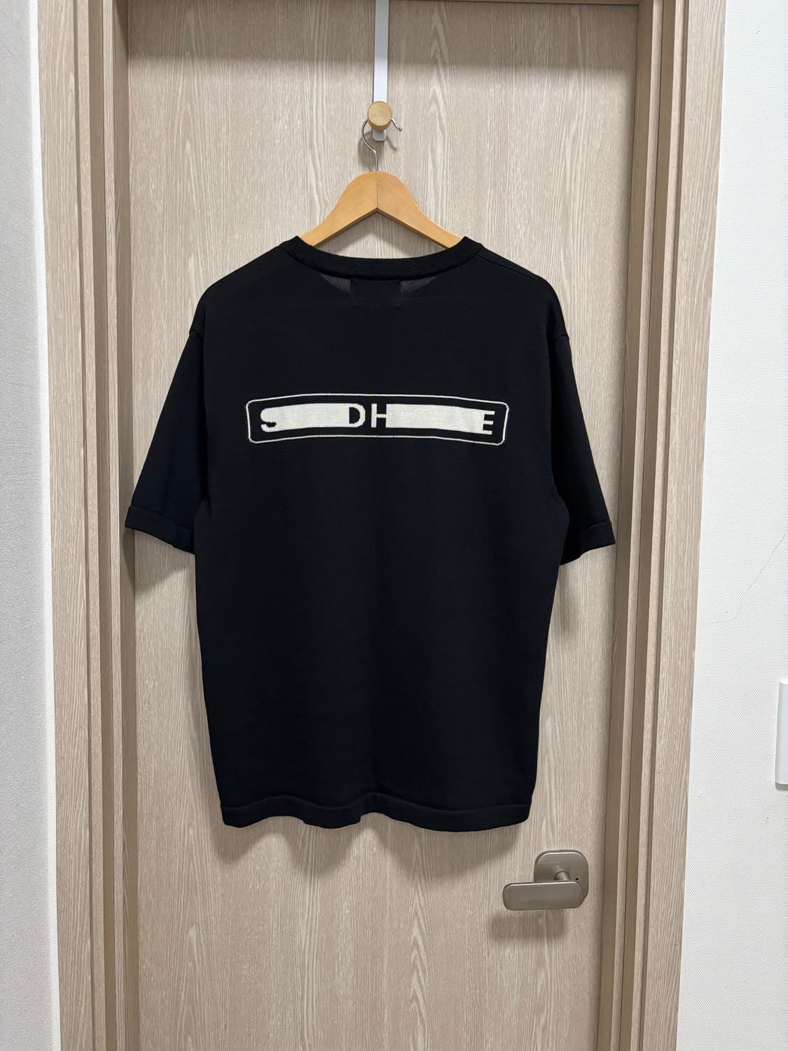 23SS)솔리드옴므 세미오버핏 백로고 반팔니트46/블랙 상품이미지1