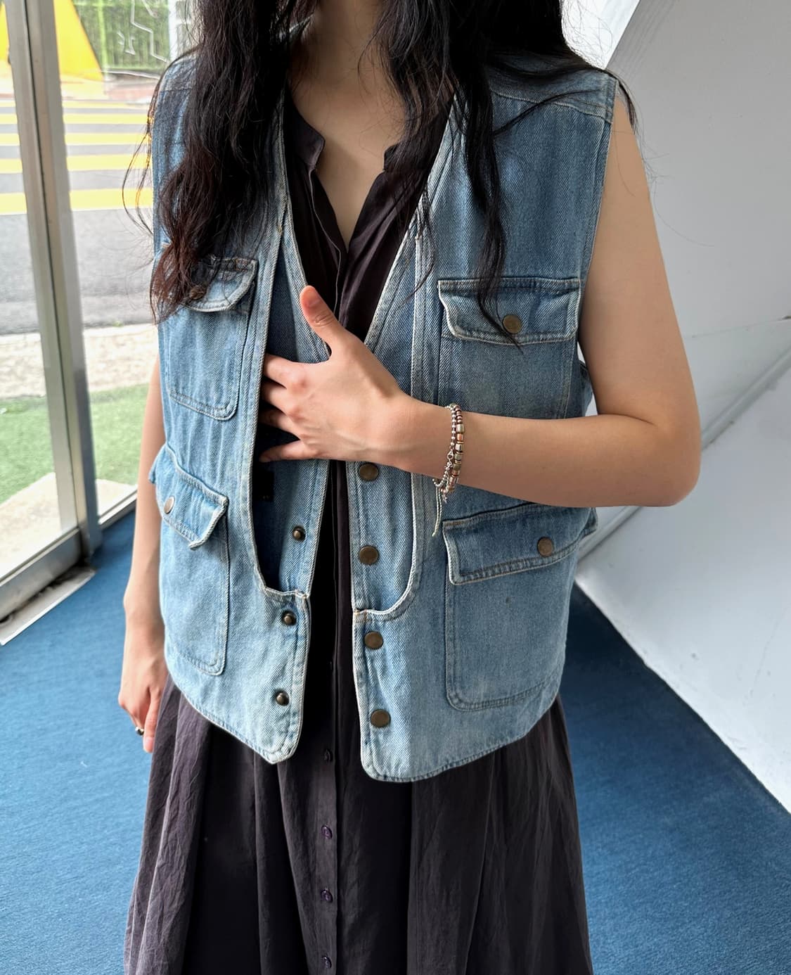 Washed denim fabric utility vest 상품이미지4