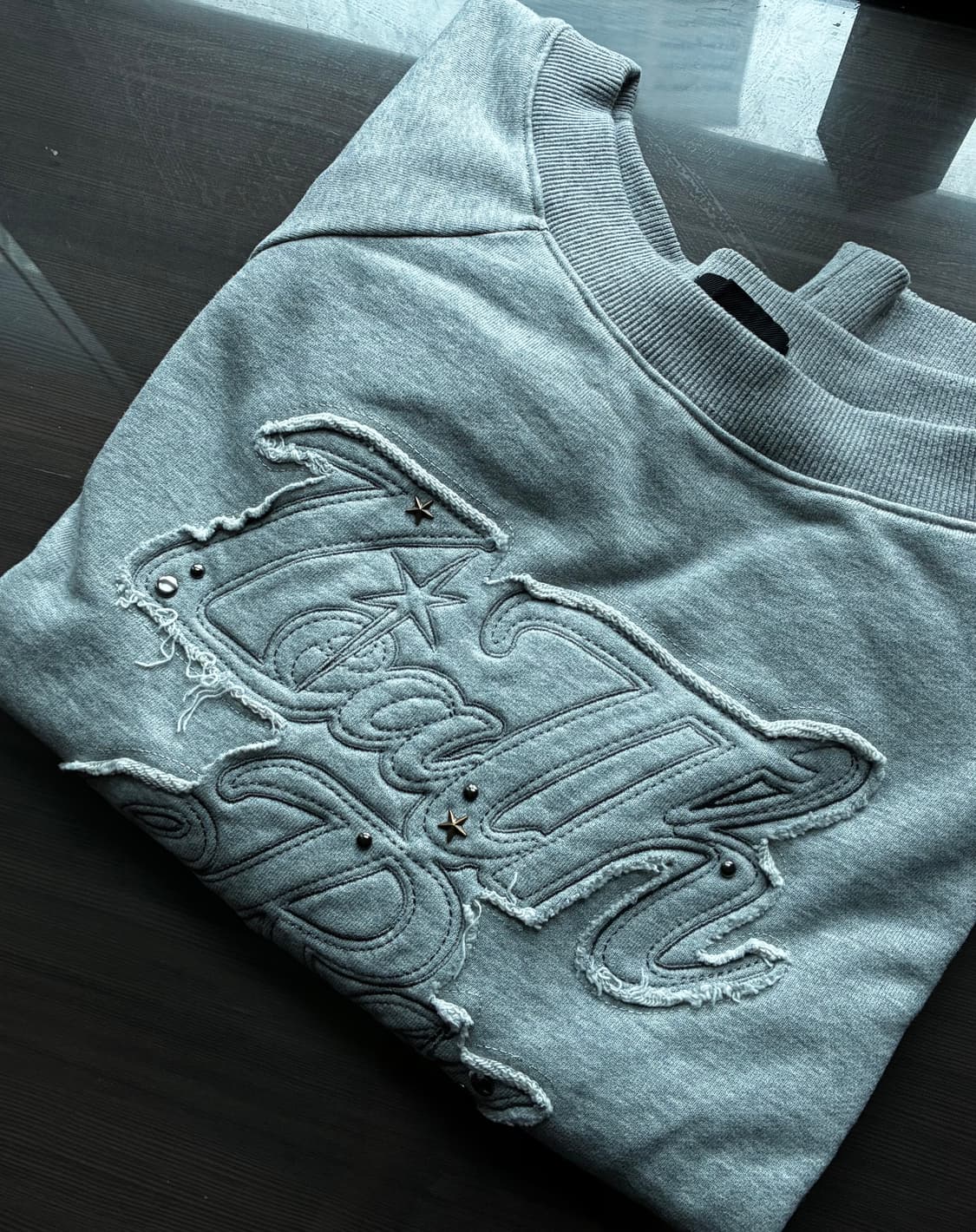 (FREE) 레더리 오프숄더 아플리케 스웻셔츠 [MELANGE] 판매 상품이미지10