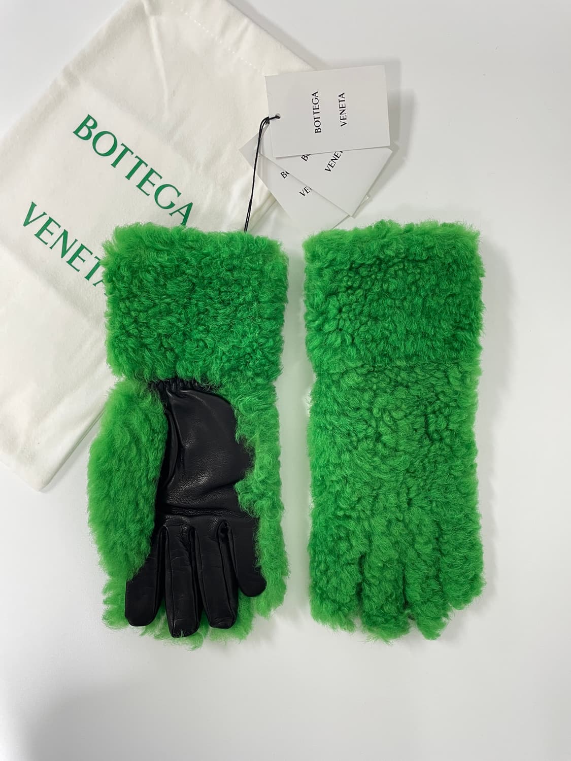 새상품 보테가 베네타 테디 시어링 레더 장갑 그린 컬러 상품이미지1